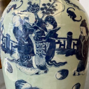 Un vase en porcelaine de Chine famille rose et un en bleu et blanc sur fond céladon, 19ème — photo 19