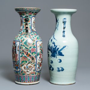 Un vase en porcelaine de Chine famille rose et un en bleu et blanc sur fond céladon, 19ème — photo 2