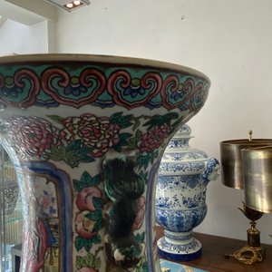 Un vase en porcelaine de Chine famille rose et un en bleu et blanc sur fond céladon, 19ème — photo 25