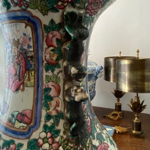Un vase en porcelaine de Chine famille rose et un en bleu et blanc sur fond céladon, 19ème — photo 26