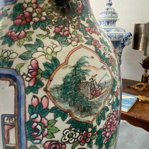 Un vase en porcelaine de Chine famille rose et un en bleu et blanc sur fond céladon, 19ème — photo 27