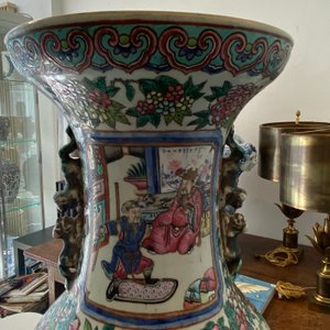 Un vase en porcelaine de Chine famille rose et un en bleu et blanc sur fond céladon, 19ème — photo 34