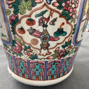 Un vase en porcelaine de Chine famille rose et un en bleu et blanc sur fond céladon, 19ème — photo 39