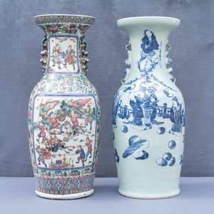 Un vase en porcelaine de Chine famille rose et un en bleu et blanc sur fond céladon, 19ème — photo 50