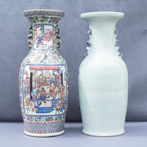 Un vase en porcelaine de Chine famille rose et un en bleu et blanc sur fond céladon, 19ème — photo 51