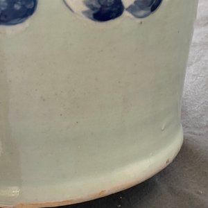 Un vase en porcelaine de Chine famille rose et un en bleu et blanc sur fond céladon, 19ème — photo 7