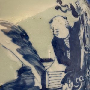 Un vase en porcelaine de Chine famille rose et un en bleu et blanc sur fond céladon, 19ème — photo 9