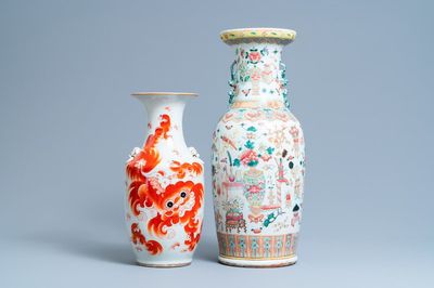 Un vase en porcelaine de Chine famille rose et un en rouge de fer, 19/20ème