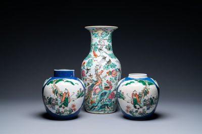 Un vase en porcelaine de Chine famille rose et une paire de pots famille verte à fond bleu poudré, 19ème