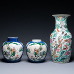 Un vase en porcelaine de Chine famille rose et une paire de pots famille verte à fond bleu poudré, 19ème — photo 2