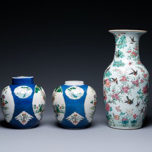 Un vase en porcelaine de Chine famille rose et une paire de pots famille verte à fond bleu poudré, 19ème — photo 5