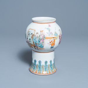 Un vase en porcelaine de Chine famille rose, marque de Daoguang, 19/20ème — photo 1