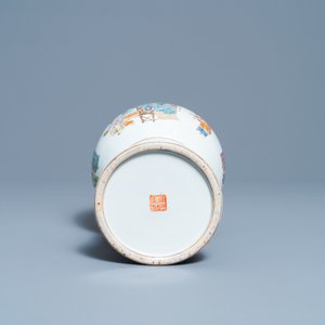 Un vase en porcelaine de Chine famille rose, marque de Daoguang, 19/20ème — photo 7
