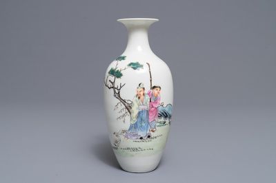 Un vase en porcelaine de Chine famille rose, marque de Hongxian, 20ème