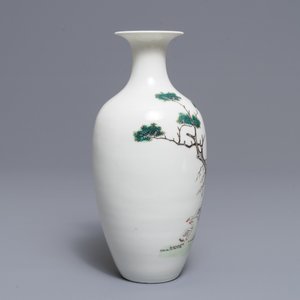 Un vase en porcelaine de Chine famille rose, marque de Hongxian, 20ème — photo 2