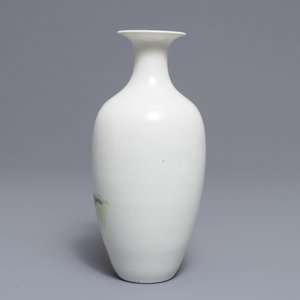 Un vase en porcelaine de Chine famille rose, marque de Hongxian, 20ème — photo 3