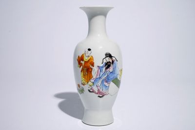 Un vase en porcelaine de Chine famille rose, marque de Hongxian, 20ème