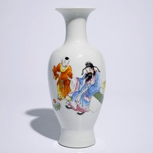 Un vase en porcelaine de Chine famille rose, marque de Hongxian, 20ème — photo 1
