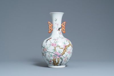 Un vase en porcelaine de Chine famille rose, marque de Hongxian, République