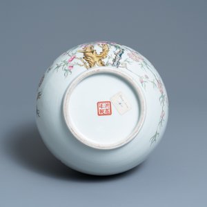 Un vase en porcelaine de Chine famille rose, marque de Hongxian, République — photo 5