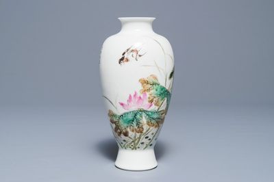 Un vase en porcelaine de Chine famille rose, marque de Jingdezhen, 20ème