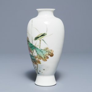 Un vase en porcelaine de Chine famille rose, marque de Jingdezhen, 20ème — photo 2
