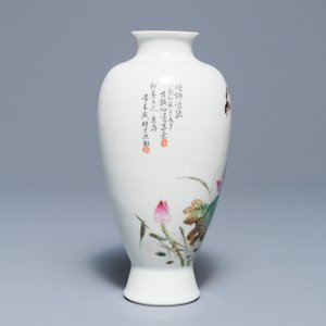 Un vase en porcelaine de Chine famille rose, marque de Jingdezhen, 20ème — photo 4