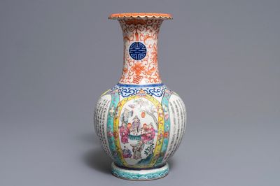 Un vase en porcelaine de Chine famille rose, marque de Qianlong, 19/20ème