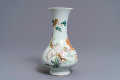 Un vase en porcelaine de Chine famille rose, marque de Qianlong, 19ème
