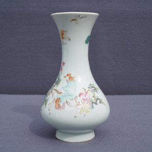 Un vase en porcelaine de Chine famille rose, marque de Qianlong, 19ème — photo 10