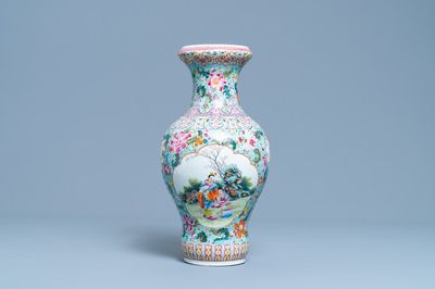 Un vase en porcelaine de Chine famille rose, marque de Qianlong, République