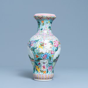 Un vase en porcelaine de Chine famille rose, marque de Qianlong, République — photo 2