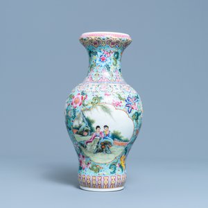 Un vase en porcelaine de Chine famille rose, marque de Qianlong, République — photo 3