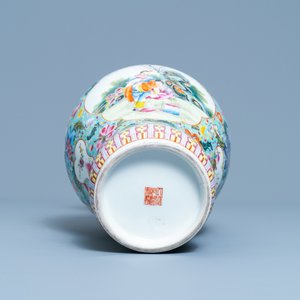 Un vase en porcelaine de Chine famille rose, marque de Qianlong, République — photo 6