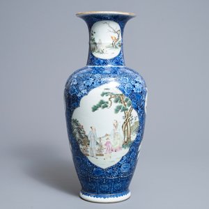 Un vase en porcelaine de Chine famille rose, marque de Qianlong, République, 20ème — photo 3