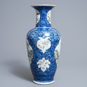 Un vase en porcelaine de Chine famille rose, marque de Qianlong, République, 20ème — photo 4