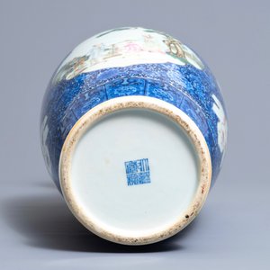 Un vase en porcelaine de Chine famille rose, marque de Qianlong, République, 20ème — photo 5
