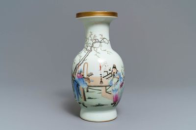 Un vase en porcelaine de Chine famille rose, marque de Qianlong, République, 20ème