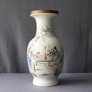 Un vase en porcelaine de Chine famille rose, marque de Qianlong, République, 20ème — photo 11