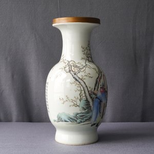 Un vase en porcelaine de Chine famille rose, marque de Qianlong, République, 20ème — photo 12