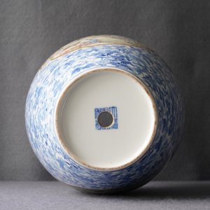 Un vase en porcelaine de Chine famille rose, marque de Qianlong, République, 20ème — photo 11
