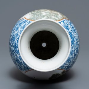 Un vase en porcelaine de Chine famille rose, marque de Qianlong, République, 20ème — photo 5