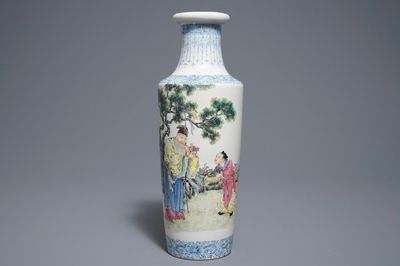 Un vase en porcelaine de Chine famille rose, marque de Qianlong, République, 20ème