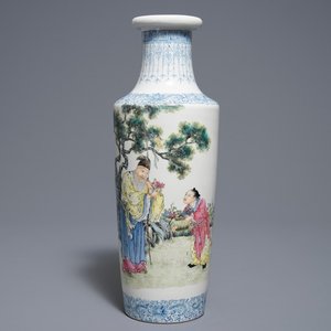 Un vase en porcelaine de Chine famille rose, marque de Qianlong, République, 20ème — photo 1