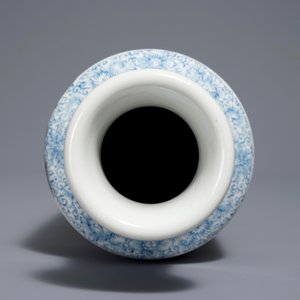 Un vase en porcelaine de Chine famille rose, marque de Qianlong, République, 20ème — photo 6