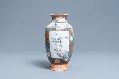 Un vase en porcelaine de Chine famille rose, marque de Qianlong, République