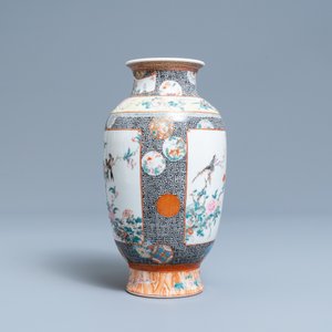 Un vase en porcelaine de Chine famille rose, marque de Qianlong, République — photo 4