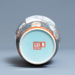Un vase en porcelaine de Chine famille rose, marque de Qianlong, République — photo 6