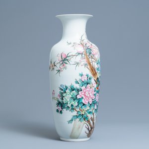 Un vase en porcelaine de Chine famille rose, marque de Qianlong, République — photo 2