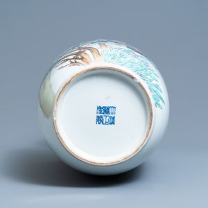 Un vase en porcelaine de Chine famille rose, marque de Qianlong, République — photo 6